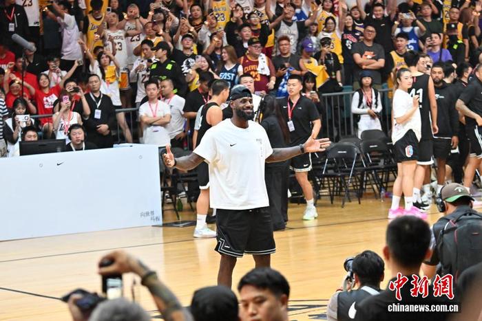 九游体育-NBA球员勒布朗·詹姆斯到访四川成都